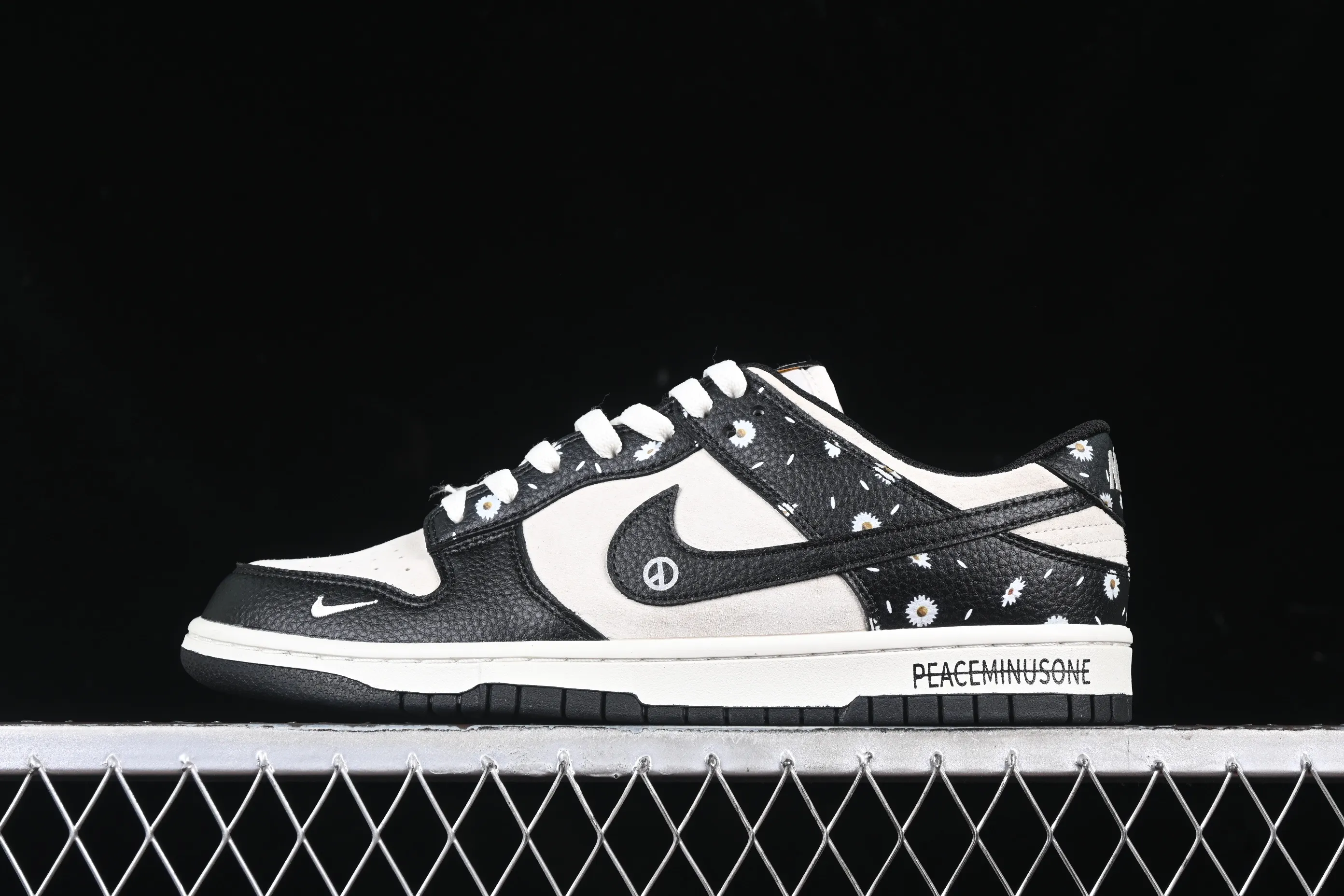 All categories Nk SB Dunk Series Nk SB Dunk Low High-end customized low-top sneakers Nk SB Dunk Low Lightning joint Daisy black hook Anniversary high-end customized low-top casual sneakers DJ2024-069